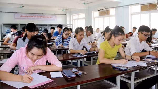 Có hay không chuyện “Khóc cười chuyện giáo viên chấm, trả bài,..cuối năm"? (Ảnh: Báo Nhân dân)