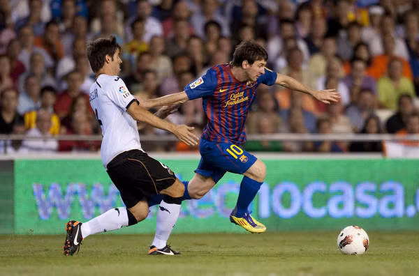 Messi luôn bị kèm chặt. Messi luôn bị kèm chặt.