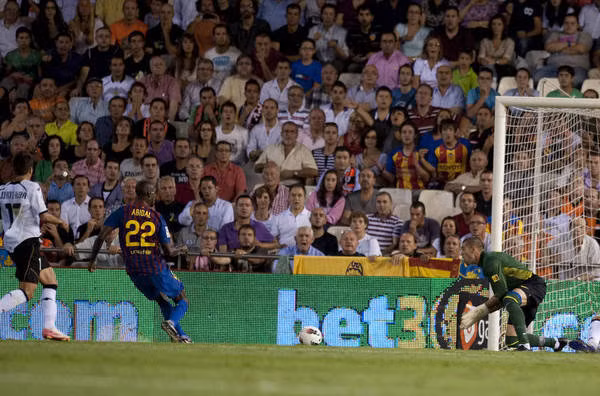 Abidal đá phản lưới nhà giúp Valencia vượt lên dẫn trước. Abidal đá phản lưới nhà giúp Valencia vượt lên dẫn trước.