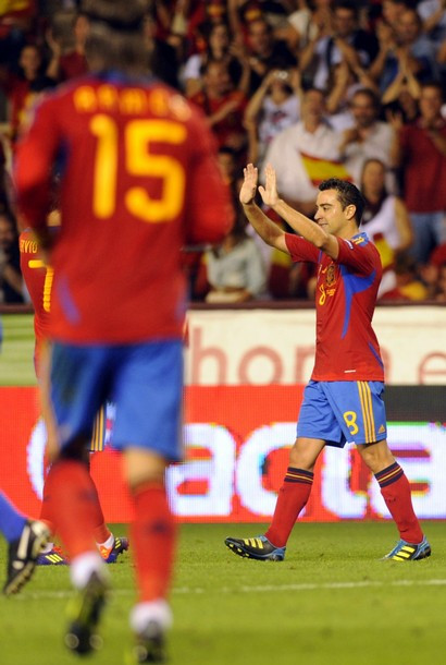 Xavi nâng tỷ số trận đấu lên thành 3-0 trước khi hiệp một khép lại.