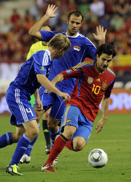 Sang hiệp hai, anh nhường chỗ cho Cesc Fabregas.