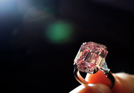 Viên kim cương màu hồng nặng 10,99 carat, một trong những loại kim cương quý hiếm nhất trên Trái Đất.
