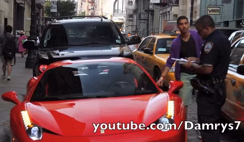 Chiếc Ferrari 458 Spider bị cảnh sát ghi vé phạt và người lái xe chống người thi hành công vụ.