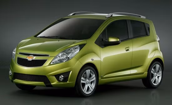 5. Chevrolet Spark giá khoảng 380 triệu Đây cũng là một lựa chọn khá thú vị dành cho phụ nữ bởi Chevrolet Spark có không gian nội thất khá rộng rãi, các tính năng an toàn vượt trội hơn so với những phiên bản cũ. Với mức tiêu hao nhiên liệu đạt 5,1 lít/ 100km trong điều kiện tiêu chuẩn, Chevrolet Spark tạo cho chủ nhân của nó sự yên tâm đối với chi phí phải “nuôi” xe trong điều kiện kinh tế khó khăn như hiện nay.