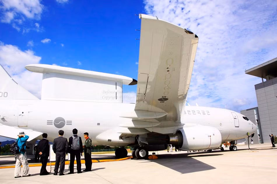Peace Eye được thiết kế dựa trên mẫu Boeing 737-700, được trang bị radar quét sóng điện tử đa năng MESA, có thể tiến hành do thám trên không 360o, khoảng cách do thám đạt 370 – 500 km, nó có khả năng phát hiện các máy bay tầm thấp có ý định xâm nhập các vùng miền núi. Peace Eye được thiết kế dựa trên mẫu Boeing 737-700, được trang bị radar quét sóng điện tử đa năng MESA, có thể tiến hành do thám trên không 360o, khoảng cách do thám đạt 370 – 500 km, nó có khả năng phát hiện các máy bay tầm thấp có ý định xâm nhập các vùng miền núi.