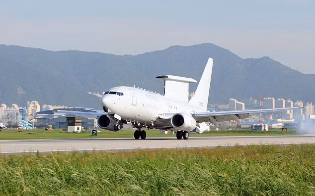 Được biết, không quân Hàn Quốc đã ký kết hợp đồng trị giá 1,6 tỷ USD với hãng Boeing của Mỹ vào tháng 11/2006. Theo đó, quân đội Hàn Quốc sẽ nhận tổng cộng 4 máy bay cảnh báo sớm E-737 từ hãng Boeing và các chương trình đào tạo nhận sự, hậu cần kèm theo cho đến năm 2012. Được biết, không quân Hàn Quốc đã ký kết hợp đồng trị giá 1,6 tỷ USD với hãng Boeing của Mỹ vào tháng 11/2006. Theo đó, quân đội Hàn Quốc sẽ nhận tổng cộng 4 máy bay cảnh báo sớm E-737 từ hãng Boeing và các chương trình đào tạo nhận sự, hậu cần kèm theo cho đến năm 2012.