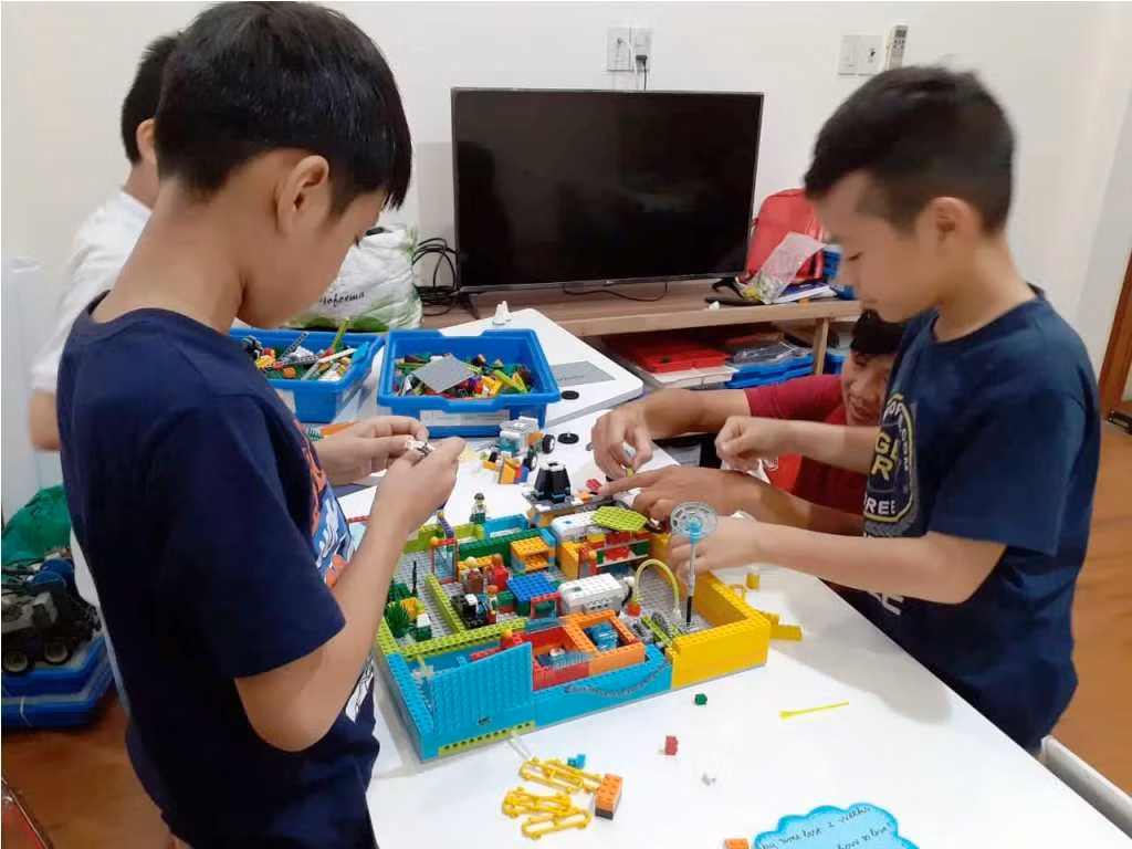 Các bạn luyện tập hình thành các ý tưởng để giải quyết vấn đề sau đó dùng Lego để thể hiện. Ảnh: TT