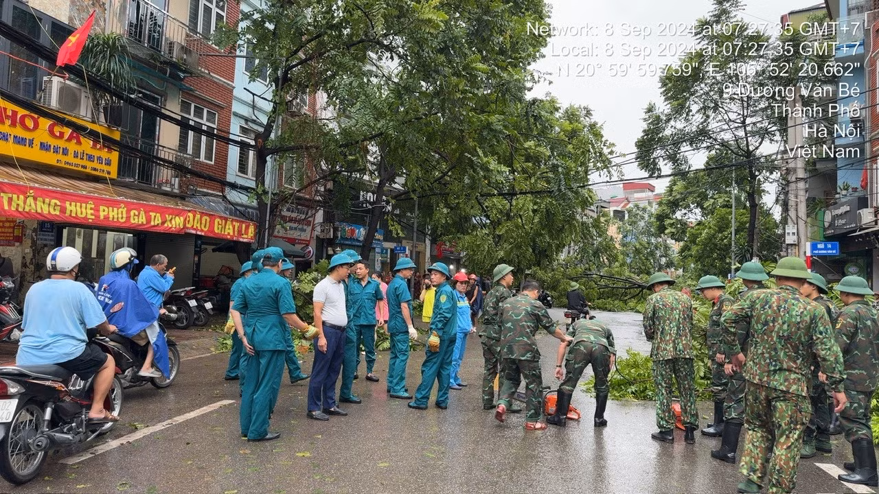 Hình ảnh lực lượng chức năng phường Vĩnh Tuy ra quân vệ sinh sau bão số 3. Ảnh: UBND phường Vĩnh Tuy