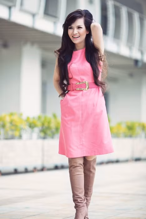 Trong chiếc áo váy màu hồng trông cô vẫn tươi trẻ như Đan Lê tuổi 20. Trong chiếc áo váy màu hồng trông cô vẫn tươi trẻ như Đan Lê tuổi 20.