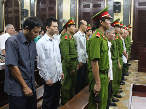 Giậy phút "nghẹt thở" của các bị cáo trước khi nghe Chủ tọa phiên tòa tuyên án