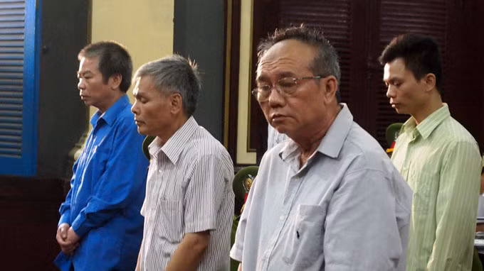 Bị cáo Đặng Văn Hai lắng nghe Công tố viên luận tội của mình tại tòa