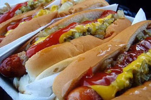 Chiếc bánh mỳ xúc xích siêu đắt có giá 1.501 USD được chế biến bởi Mike Juiliano, chủ quầy Hot dog Mike tại River Market Plaza ở thành phố Little Rock thuộc bang Arkansas, Mỹ. Nguyên liệu làm chiếc bánh mỳ này bao gồm tôm hùm, thịt bò hảo hạng, bột nghệ tây và vàng nguyên chất. 4 chiếc xúc xích loại này đã được bán và toàn bộ số tiền thu được dùng để quyên góp cho tổ chức phi lợi nhuận giúp đỡ người vô gia cư của bang Arkansas.