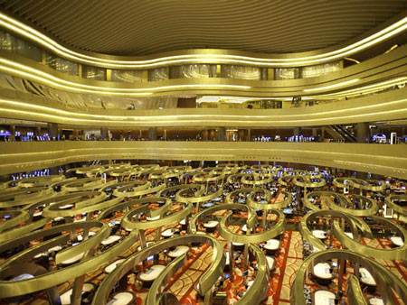 Casino của khách sạn có 4 tầng, rộng 15.000m2, gồm 600 bàn chơi và hơn 1.500 máy đánh bài.