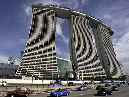 Khách sạn Marina Bay Sands là quần thể nghỉ mát hỗn hợp trị giá 5,7 tỷ USD, với 55 tầng và đã “ẵm” danh hiệu khách sạn đắt giá nhất thế giới. Khách sạn được thiết kế rất độc đáo, trông giống như 3 cây gậy bóng chày đứng giữa trời và ngự trên đỉnh là …một chiếc tàu.