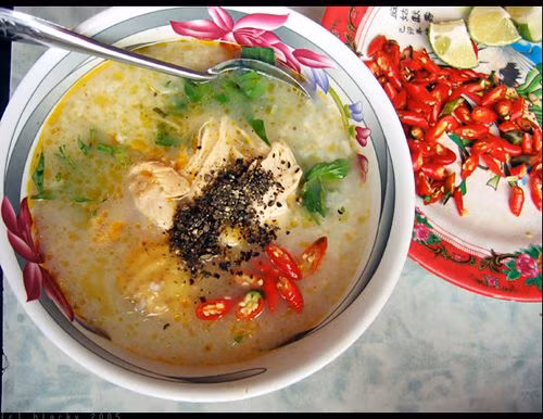 Quán cháo thịt gà này khá nổi tiếng vì trước kia bà chủ quán hay quát con, quát nhân viên nhưng từ ngày con bà lên làm chủ thì chị ta quay sang quát khách. Quán cháo thịt gà này khá nổi tiếng vì trước kia bà chủ quán hay quát con, quát nhân viên nhưng từ ngày con bà lên làm chủ thì chị ta quay sang quát khách.