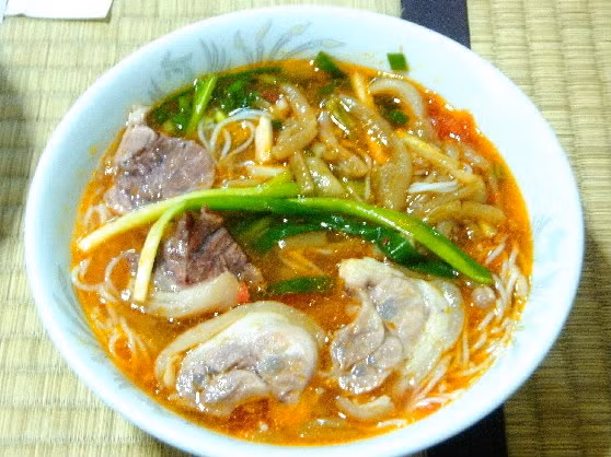 Chỉ là quán bún dọc mùng với chân giò, lưỡi lợn nhưng theo phản ánh của nhiều thực khách, nếu ai đó cao hứng hỏi han hay thắc mắc gì lập tức sẽ bị "ăn chửi" của bà chủ quán. Chỉ là quán bún dọc mùng với chân giò, lưỡi lợn nhưng theo phản ánh của nhiều thực khách, nếu ai đó cao hứng hỏi han hay thắc mắc gì lập tức sẽ bị "ăn chửi" của bà chủ quán.