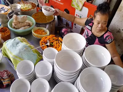 Quán bún chửi của bà Thảo tại chợ Ngô Sĩ Liên nổi tiếng khắp Hà Thành. Ảnh: Tiền Phong Quán bún chửi của bà Thảo tại chợ Ngô Sĩ Liên nổi tiếng khắp Hà Thành. Ảnh: Tiền Phong