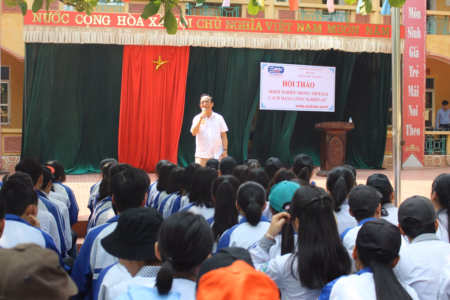 Buổi thuyết giảng của giáo sư Nguyễn Lân Dũng cũng đã truyền cho các em trường Trung học phổ thông Tam Nông rất nhiều cảm hứng trong việc khởi nghiệp trong thời đại 4.0 (Ảnh: Lại Cường) Buổi thuyết giảng của giáo sư Nguyễn Lân Dũng cũng đã truyền cho các em trường Trung học phổ thông Tam Nông rất nhiều cảm hứng trong việc khởi nghiệp trong thời đại 4.0 (Ảnh: Lại Cường)