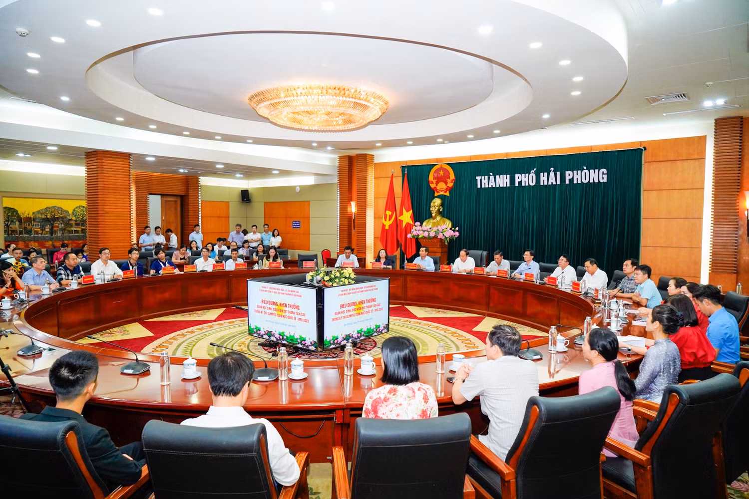 Quang cảnh lễ biểu dương, khen thưởng (Ảnh: ĐT) Quang cảnh lễ biểu dương, khen thưởng (Ảnh: ĐT)