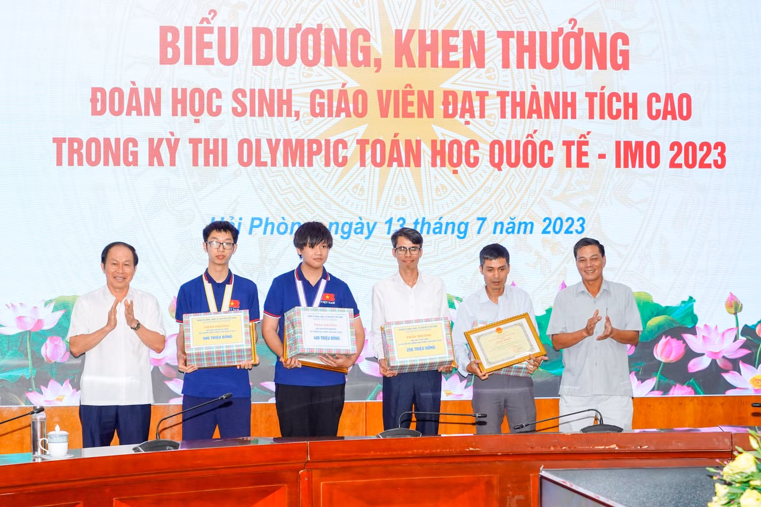 Lãnh đạo thành phố Hải Phòng trao thưởng cho 2 học sinh và giáo viên đạt thành tích cao tại kỳ thi Olympic Toán học quốc tế 2023 (Ảnh: ĐT) Lãnh đạo thành phố Hải Phòng trao thưởng cho 2 học sinh và giáo viên đạt thành tích cao tại kỳ thi Olympic Toán học quốc tế 2023 (Ảnh: ĐT)