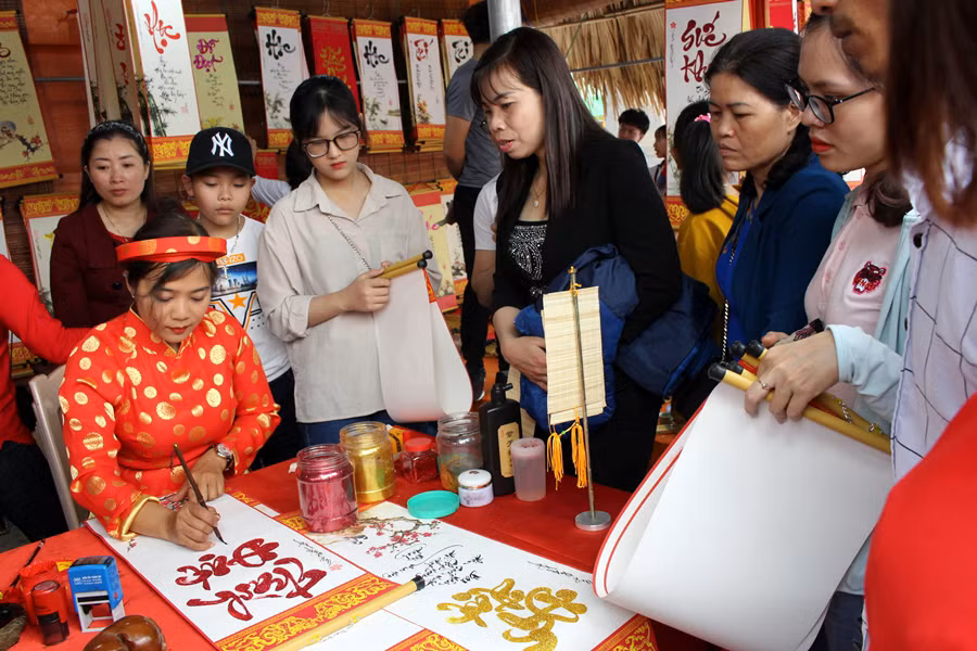 Nhiều em học sinh, người dân xin chữ tại lễ khai bút đầu Xuân (Ảnh: LT) Nhiều em học sinh, người dân xin chữ tại lễ khai bút đầu Xuân (Ảnh: LT)