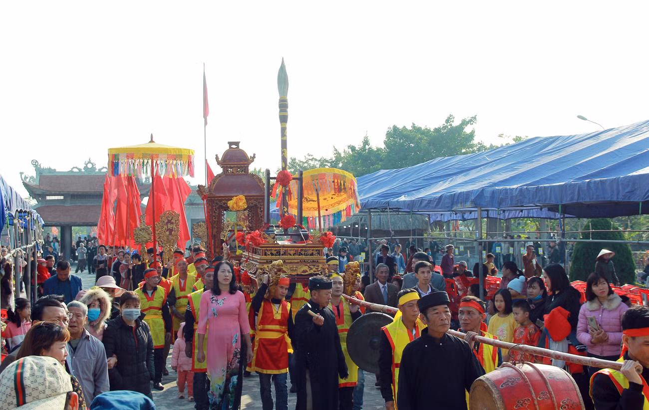 Lễ rước bút đầy trang trọng, linh thiêng từ Từ đường họ Mạc đến Khu tưởng niệm Vương triều Mạc. (Ảnh: LT) Lễ rước bút đầy trang trọng, linh thiêng từ Từ đường họ Mạc đến Khu tưởng niệm Vương triều Mạc. (Ảnh: LT)