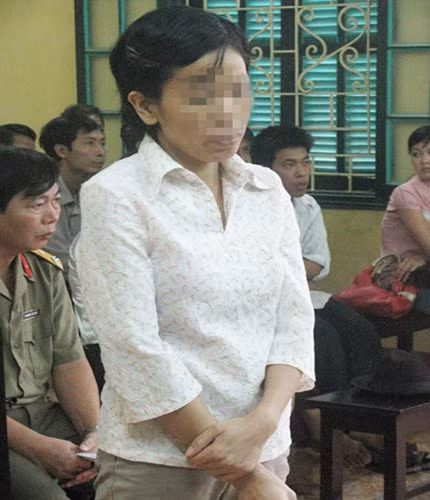Chị T.T.U, sinh năm 1972 (trú tại xã Kim Chung, Hoài Đức, Hà Nội) đã bị chính người chồng của mình là anh Nguyễn Công Chính (SN 1967) hành hạ vì cơn ghen mù quáng. Ông chồng luôn đánh đập vợ, thậm chí còn nhốt vợ vào cũi chó. Chị U kể lại: "Có chết tôi cũng không thể quên được cái cảnh anh ta nhốt tôi vào cũi sắt cùng 7 con chó. Hôm đó, khi tôi đang ở nhà anh trai thì Chính sang tìm. Chưa hiểu nguyên do gì, nhưng nhìn thấy vẻ mặt hùng hổ của Chính, tôi linh tính có chuyện chẳng lành. Nhìn thấy tôi, Chính không nói một câu nào mà đã đuổi đánh. Trong lúc chạy, tôi vấp ngã và bị Chính cầm gạch đập vào lưng, sau đó kéo hắn tôi về nhà, nhốt vào trong cũi sắt cùng với 7 con chó". Trước tòa, người chồng đã khai nhận hành vi của mình và phải đi tù trả giá cho những sai lầm đó... (Ảnh: chị U tại tòa án).
