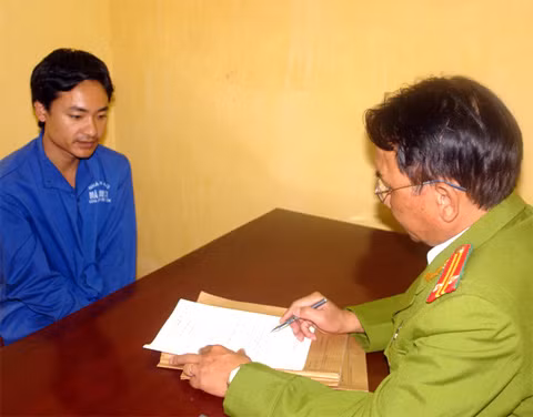 Nguyễn Bá Trường (SN 1979) ở Chương Mỹ, Hà Nội, hiện đang tạm trú tại xã Phú Diễn, Từ Liêm đã bị bắt giam vì đã hành hạ vợ, gây thương tích nghiêm trọng cho vợ là chị Tuyết. Theo như lời chị Tuyết kể lại: vì có một tin nhắn đêm khuya gửi tới máy của chị đã khiến Trường lên cơn cuồng ghen. (Ảnh: Nguyễn Bá Trường khai nhận hành động của mình trước cơ quan công an).