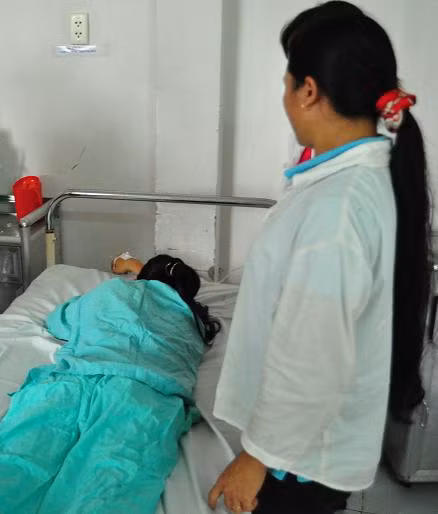 Thấy vợ gọi điện cho một người bạn, chồng nghi ngờ vợ đang ngoại tình nên Nguyễn Văn Lục nổi máu ghen tuông, đi mua can axit (3 lít) hất thẳng vào “chỗ kín” để dằn mặt vợ giữa đám đông. Vợ của anh Lục là chị Đỗ Thị Thắm (27 tuổi). Chị Thắm vẫn chưa hết kinh hãi kể lại bộ sự việc: “Buổi sáng hôm đó đi bán bắp trên đường Đặng Nguyên Cẩn thì tôi nhận được điện thoại của người bạn nên đứng nói chuyện. Thấy vậy chồng tôi liền chạy tới giật ngay chiếc điện thoại trên tay và không ngừng chửi bới và cho rằng tôi đang nghe điện thoại của người tình. Tôi giải thích nhưng anh ấy nhất quyết không tin…”. (Ảnh: Chị Thắm nằm trong viện nhưng vẫn chưa hết hoảng sợ).