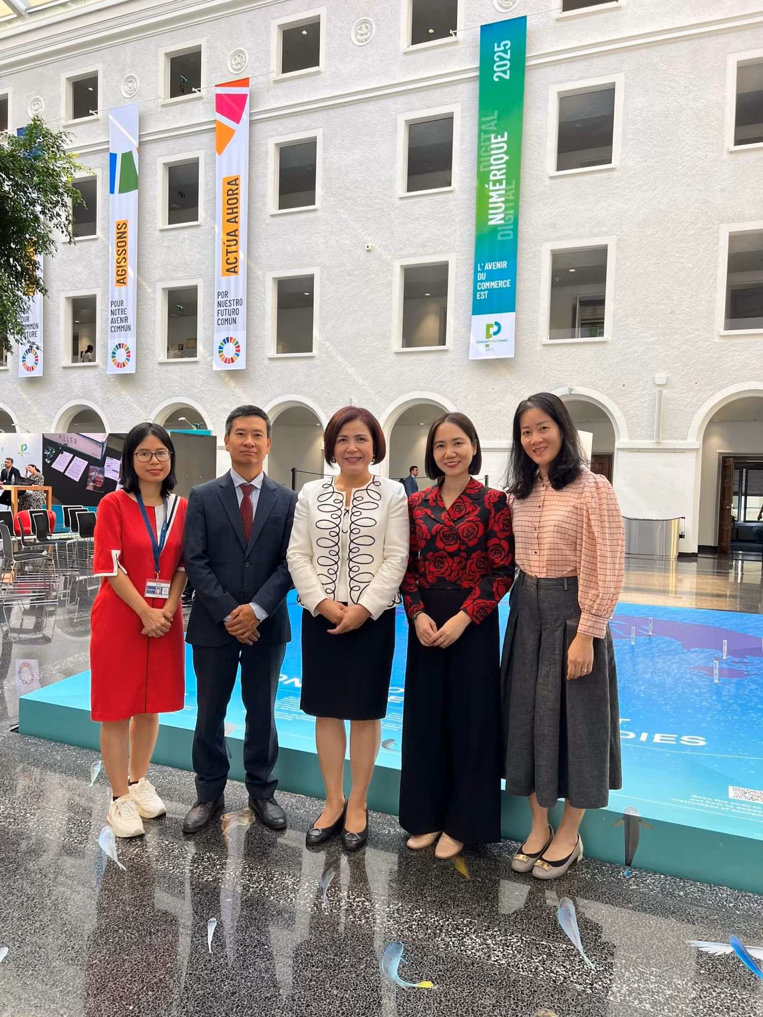 Tiến sĩ Vũ Kim Ngân - WCP Co-Chairholder, Phó Giám đốc Chương trình WTO Chairs tại Trường Đại học Ngoại thương (thứ 2 từ phải sang); Tiến sĩ Lê Thị Tuyết Mai (áo trắng, ở giữa) - Đại sứ đặc mệnh toàn quyền, Trưởng Phái đoàn thường trực nước Cộng hòa Xã hội Chủ nghĩa Việt Nam bên cạnh Liên hợp quốc, Tổ chức Thương mại thế giới và các tổ chức quốc tế khác tại Giơ-ne-vơ, Thụy Sỹ cùng các thành viên của Phái đoàn Việt Nam tại Giơ-ne-vơ, Thụy Sỹ.