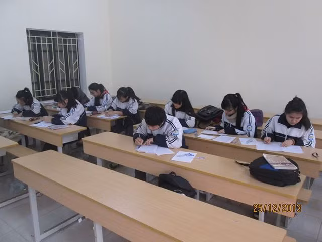 Đội tuyển học sinh giỏi trường THPT Phan Bội Châu trong buổi ôn luyện. Ảnh trang cá nhân thầy Trần Trung Hiếu. Đội tuyển học sinh giỏi trường THPT Phan Bội Châu trong buổi ôn luyện. Ảnh trang cá nhân thầy Trần Trung Hiếu.