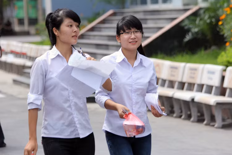 Sĩ tử thoải mái sau khi kết thúc môn Toán khối B, D ảnh 1 Sĩ tử thoải mái sau khi kết thúc môn Toán khối B, D ảnh 1