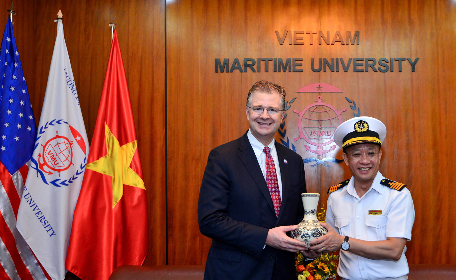 Phó giáo sư, Tiến sĩ Phạm Xuân Dương, Hiệu trưởng Trường Đại học Hàng hải Việt Nam đón tiếp Đại sứ Hoa Kỳ (Ảnh: Nhà trường cung cấp) Phó giáo sư, Tiến sĩ Phạm Xuân Dương, Hiệu trưởng Trường Đại học Hàng hải Việt Nam đón tiếp Đại sứ Hoa Kỳ (Ảnh: Nhà trường cung cấp)