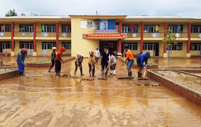 Hàng trăm học sinh Quảng Bình vẫn chưa thể đến trường do lũ ảnh 2