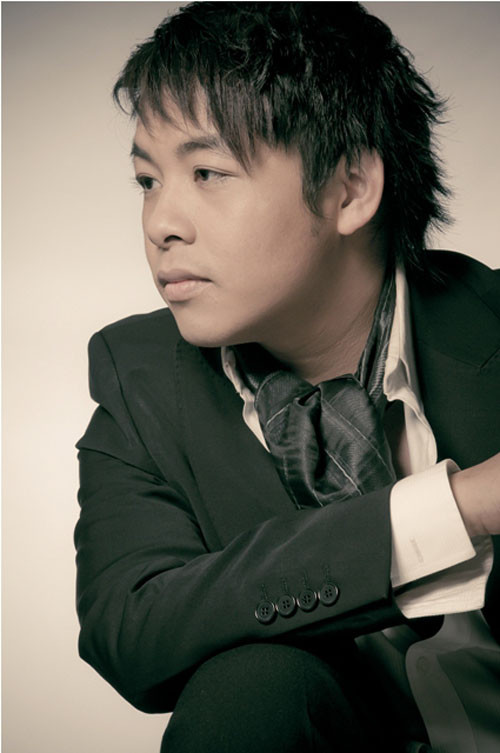 Sau nhiều lần về nước biểu diễn, nam ca sĩ hải ngoại quyết định phát hành album 'Không phải tại chúng mình' ở quê hương. Album như một món quà của nam ca sĩ dành để tri ân người hâm mộ. Các ca khúc trong album đều là những bản nhạc trữ tình như: Mưa nửa đêm, Ai cho tôi tình yêu, Thói đời, Hai chuyến tàu đêm, Về quê ngoại, Hai lối mộng, Trộm nhìn nhau, Ai khổ vì ai….. Các tác phẩm đều được phối mới cùng tiếng hát Quang Lê. (Theo Vnexpress)