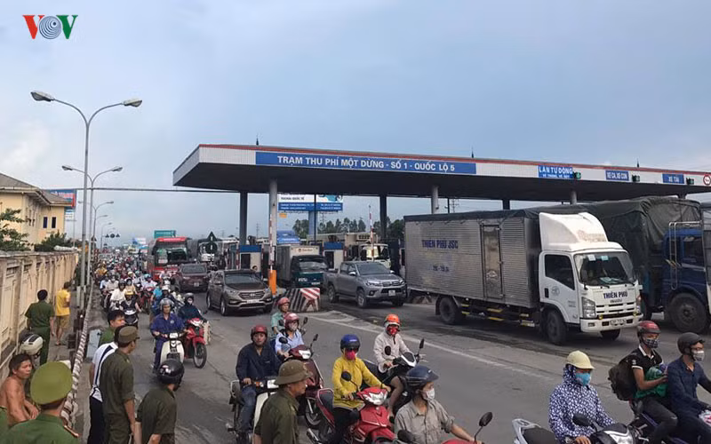 Nhiều tài xế trả tiền lẻ khi quan trạm BOT đường 5 cũ, giao thông bị ùn tắc và có những thời điểm phải xả trạm. ảnh: vov.