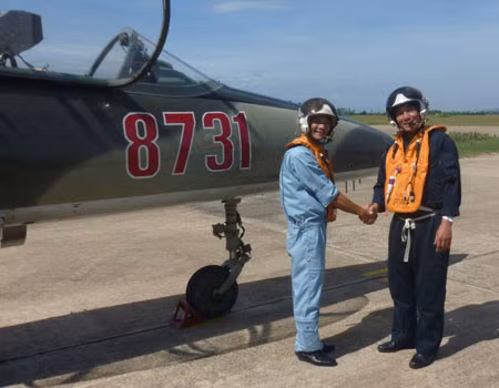 Phó Chỉ huy trưởng- Tham mưu trưởng Trung đoàn Không quân 910, Thượng tá Dương Hồng Trường chúc mừng học viên Nguyễn Công Thủy thực hành bay tốt nghiệp đạt kết quả cao