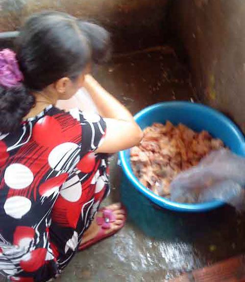 Thịt gà ươn đang được người của quán T.L cho rã đông để chế biến lẩu Thịt gà ươn đang được người của quán T.L cho rã đông để chế biến lẩu