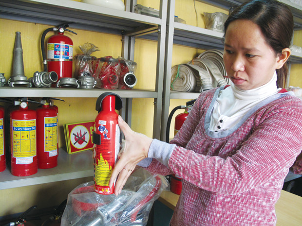Chị Thúy, (nhân viên cửa hàng trên đường Giảng Võ) cho biết, bình dài chỉ hơn một gang tay nên rất tiện bỏ vào cốp xe. Chị Thúy, (nhân viên cửa hàng trên đường Giảng Võ) cho biết, bình dài chỉ hơn một gang tay nên rất tiện bỏ vào cốp xe.