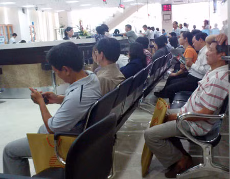 Rất đông khách hàng đến giao dịch tại hội sở SCB lúc 10h30 sáng nay. Rất đông khách hàng đến giao dịch tại hội sở SCB lúc 10h30 sáng nay.