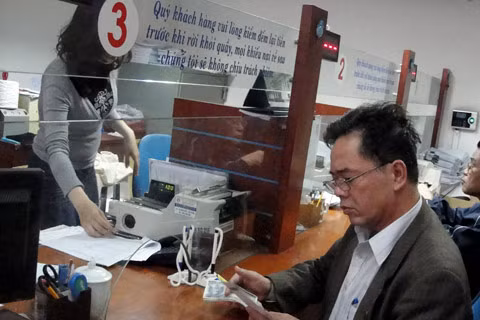 Người dân đến giao dịch tại SCB Hà Nội vào đầu giờ chiều. Theo nhân viên giao dịch, có một số khách đến rút trước hạn, nhưng không có chuyện "ồ ạt" như tin đồn. Người dân đến giao dịch tại SCB Hà Nội vào đầu giờ chiều. Theo nhân viên giao dịch, có một số khách đến rút trước hạn, nhưng không có chuyện "ồ ạt" như tin đồn.