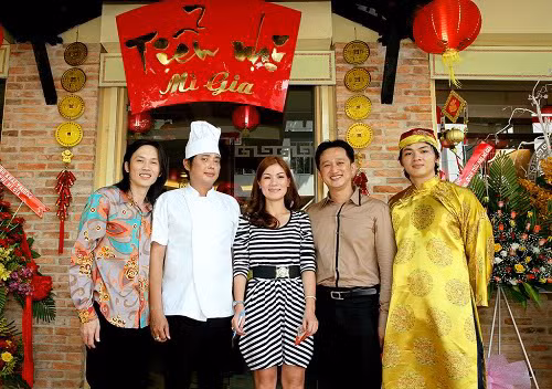 Hoài Linh: Tiểu Nhị Mì Gia Năm 2010, danh hài nổi tiếng cùng bạn bè đã khai trương quán mì Tiểu Nhị nằm trên đường Nguyễn Thượng Hiền khiến nhiều người bất ngờ và vui mừng vì có thêm một nghệ sĩ đến gần với công chúng hơn. Tiểu Nhị Mì Gia được bài trí theo phong cách của Trung Quốc với những câu đối đỏ, tranh treo tường và cả cách phục vụ.
