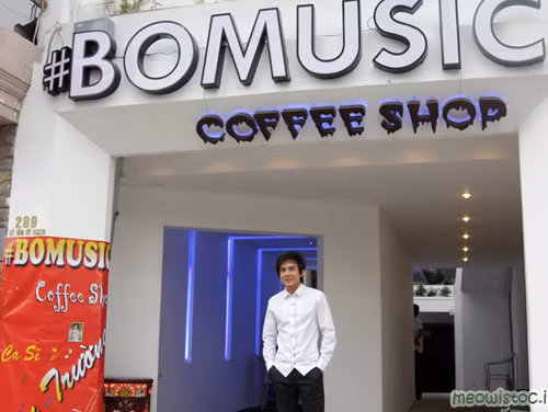 Đan Trường: #Bo Music và lợi thế của anh Bo Quán café này anh Bo đã mở cách đây hơn 2 năm và ngay trong buổi khai trương có gần 1.000 người tham dự tính cả khách mời và fan, đủ để thấy lợi thế của Đan Trường như thế nào trên thương trường. # Bo Music được anh ấp ủ khá lâu và chuẩn bị kỹ càng trước khi quyết định chính thức.