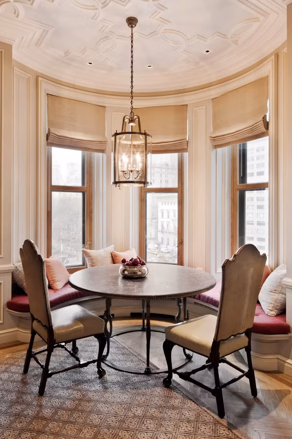 Hiện tại Astor Suite thuộc sở hữu của một nhân vật giấu tên hoạt động trong lĩnh vực thời trang, người này từng mua lại căn hộ từ Esprit với giá 30 triệu USD. Sau đó, nó được sửa chữa, nâng cấp bởi nhà thiết kế Steven Gambrel, người từng sở hữu và thiết kế nhà riêng cho Courtney Love, vợ góa của ngôi sao nhạc rock Kurt Cobain.
