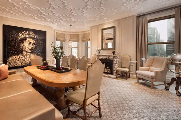 Đầu tháng này, Astor Suite đã chính thức được rao cho thuê với diện tích gần 473m2, nằm ở góc tuyệt đẹp của tòa nhà, hướng công viên trung tâm (Central Park) và Đại lộ số 5 (Fifth Avenue).