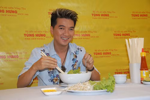 Trước đó anh từng cùng bạn hùn vốn khai trương quán hủ tíu mì sườn mang tên Tùng Hưng trên đường Trần Hưng Đạo và mở tiếp hai chi nhánh khác ở đường Nguyễn Tri Phương và Nguyễn Văn Trỗi.