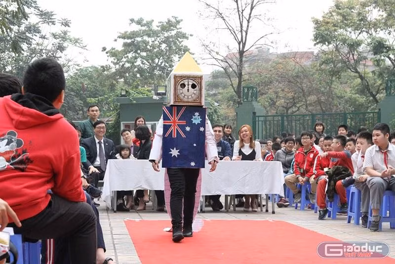 Học sinh Lê Quý Đôn trong phần thi hóa trang tại sự kiện Ngày hội Tiếng Anh năm 2019 với chủ đề “Giao thoa văn hóa”. Ảnh: Đỗ Thơm
