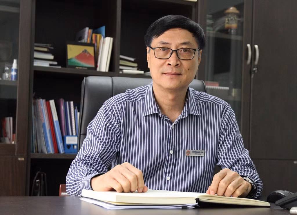 Thầy Nguyễn Quốc Bình - Hiệu trưởng trường Trung học cơ sở &amp; Trung học Phổ thông Lê Quý Đôn trao đổi với phóng viên. Ảnh: Đỗ Thơm