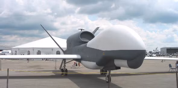 Philippines mời Mỹ triển khai máy bay do thám không người lái Global Hawk ở biển Đông. Philippines mời Mỹ triển khai máy bay do thám không người lái Global Hawk ở biển Đông.