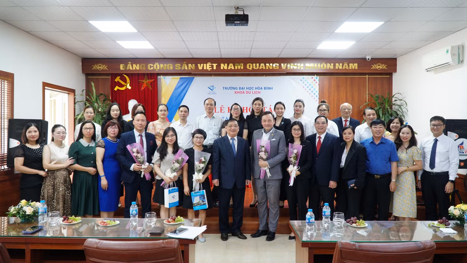 Cuối buổi lễ, trường Đại học Hòa Bình và đại diện các đơn vị doanh nghiệp chụp ảnh lưu niệm. Ảnh: NTCC